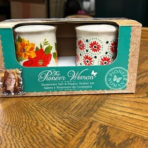 NIB:Pioneer Woman: stoneware salt & pepper shaker set